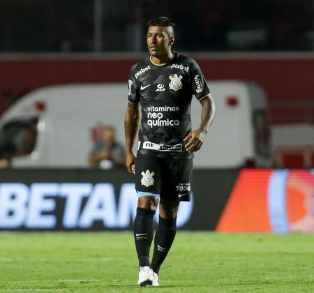 Paulinho, jogador do Corinthians, defendeu a seleção brasileira em 2014 e 2018