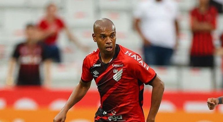 Fernandinho, do Athletico-PR, competiu nos Mundiais de 2014 e 2018 pela seleção brasileira