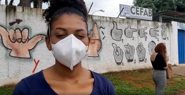 Com medo de virar meme, aluna é a primeira a chegar a local de prova no DF. A estudante Mariana Batista, 20 anos, moradora de Santo Antônio do Descoberto, cidade goiana no Entorno do Distrito Federal, chegou às 10h30 na escola de Brasília, onde faz o Enem neste domingo (21). 'Saí de casa às 7h50, fui a primeira a chegar. O medo da minha mãe era perder o horário e virar meme', explica a jovem.
