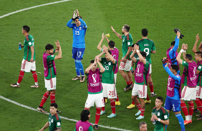 Com o apito final, Jogadores do México pareciam mais felizes que os poloneses