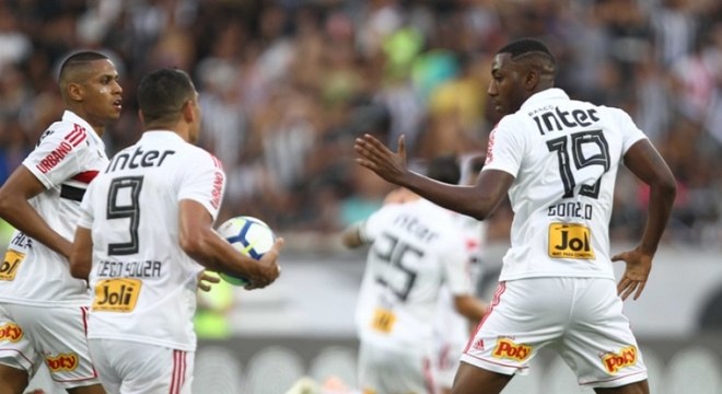 Com o empate fora de casa contra o Botafogo, o São Paulo perdeu a liderança e está na terceira colocação no Brasileirão. O Tricolor paulista tem ainda 86% de chances de ir direto para a fase de grupo da Libertadores e 16% de vencer o campeonato brasileiro.
