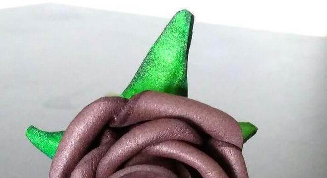 Com o EVA, você pode fazer flores das cores que quiser