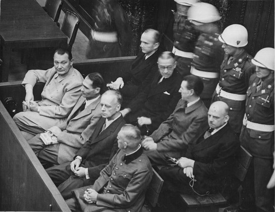 Com o fim da guerra e a derrota da Alemanha, oficiais da elite nazista foram levados a julgamento em Nuremberg. E condenados por crimes de guerra e contra a humanidade. 