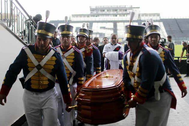 Com o término da missa em São Januário, o corpo de Roberto Dinamite foi levado para fora do estádio, onde seguiria para o sepultamento.