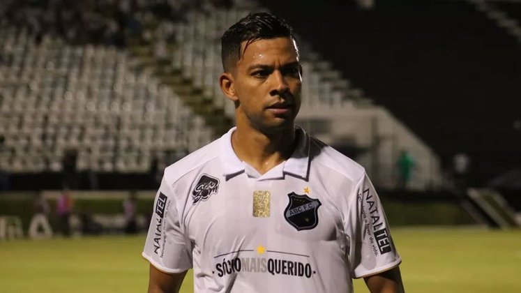Com passagens por equipes como Cruzeiro, São Paulo e Botafogo, Wallyson foi o destaque do ABC no acesso para a Série C, marcando 24 vezes em 44 jogos em 2021