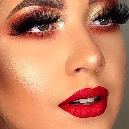 Com quase 400 mil seguidores no Instagram, ela utiliza o perfil para mostrar suas makes e também tem um curso de maquiagem.