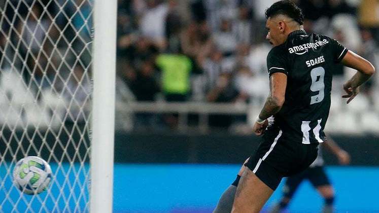 Com show de Tiquinho Soares, o Botafogo foi soberano e venceu a quinta partida neste início de Campeonato Brasileiro. O atacante foi oportunista para abrir o placar e ampliou de pênalti. Ao final, o meia Eduardo marcou o terceiro gol.