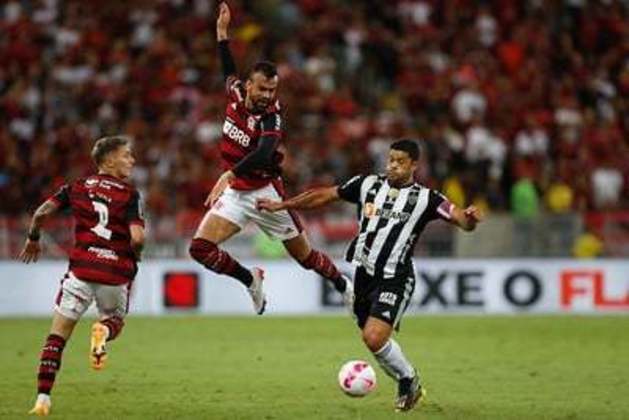 Com time alternativo, o Flamengo conquistou uma importante vitória no Campeonato Brasileiro. Neste sábado, o Rubro-Negro venceu por 1 a 0, no Maracanã, pela 32ª rodada da competição. Everton Cebolinha fez o único gol da partida; veja as notas.  