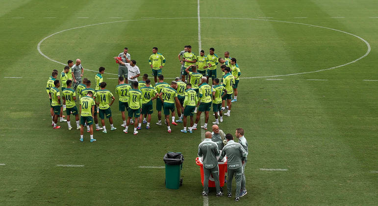 Técnico Abel Ferreira conversa com jogadores do Palmeiras no último treino antes da final