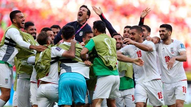 Com um a mais, o Irã buscou dois gols nos acréscimos e conseguiu a vitória.