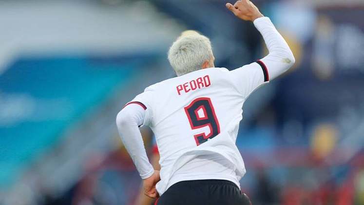 Com um jogador a mais, o Flamengo contou com o talento de Pedro para empatar o jogo.