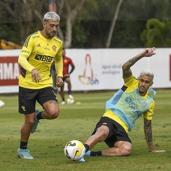 Arrascaeta passa por Pedro em treino do Flamengo no CT Ninho do Urubu
