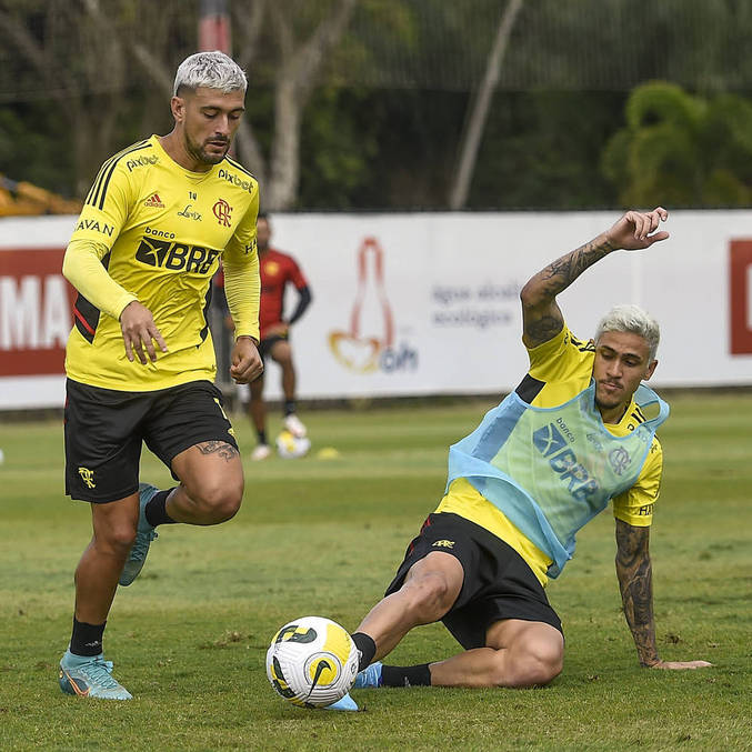 Arrascaeta passa por Pedro em treino do Flamengo no CT Ninho do Urubu
