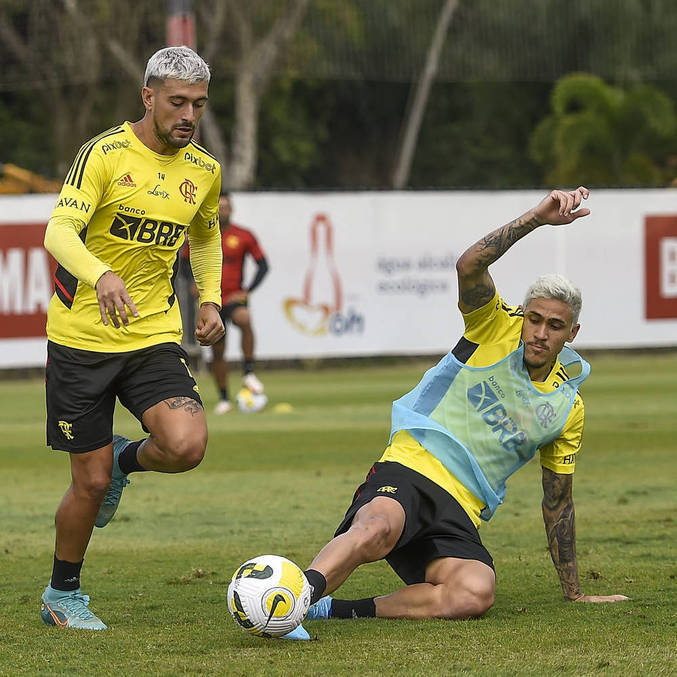 Arrascaeta passa por Pedro em treino do Flamengo no CT Ninho do Urubu