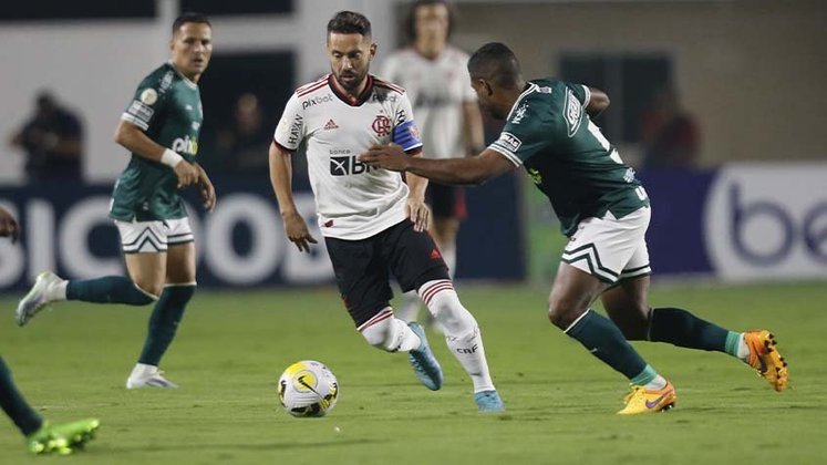 Com um time misto, o Flamengo empatou com o Goiás por 1 a 1, neste domingo, na Serrinha, pela 26ª rodada do Campeonato Brasileiro. Diego fez para o Esmeraldino e depois Matheus França deixou tudo igual para o Rubro-Negro. Veja as notas. 