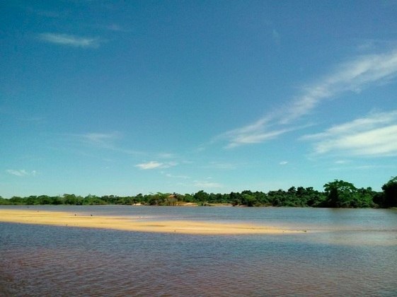 Com uma área de aproximadamente 20.000 km², a ilha é cercada pelos rios Araguaia e Javaés e abriga uma rica biodiversidade, com diversos biomas, incluindo Cerrado, Floresta Amazônica e campos rupestres.