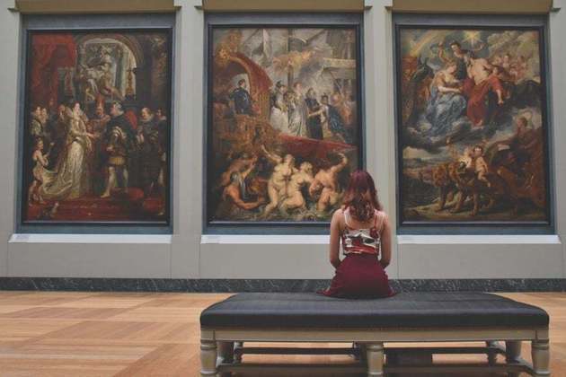 Com uma média de mais de 9 milhões de visitantes por ano, o Museu do Louvre não só é um destino turístico popular, mas também é um importante centro de pesquisa e educação para estudiosos e estudantes de arte de todo o mundo.