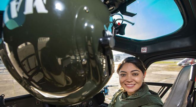 Mayara Tanaka, de 31 anos, se tornou a primeira mulher comandante de aeronaves 