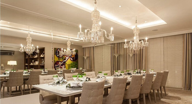 Combine a cor da base da mesa retangular com as cadeiras do ambiente