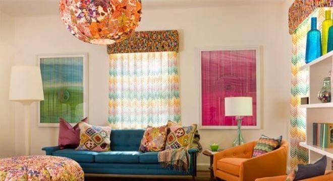 Combine as poltronas com o sofá colorido