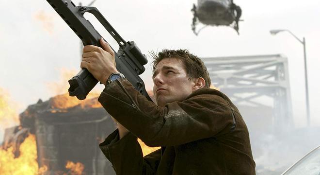 Comboio é atacado por drone no filme Missão Impossível 3, com Tom Cruise