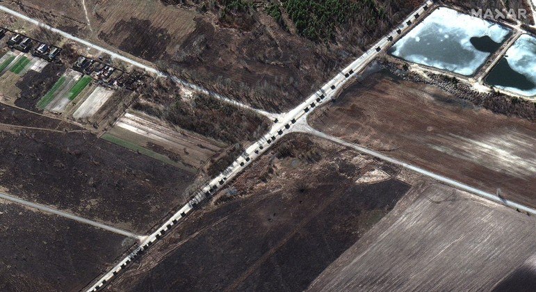 Imagens de satélite mostram grandes comboios russos tentando chegar a Kiev
