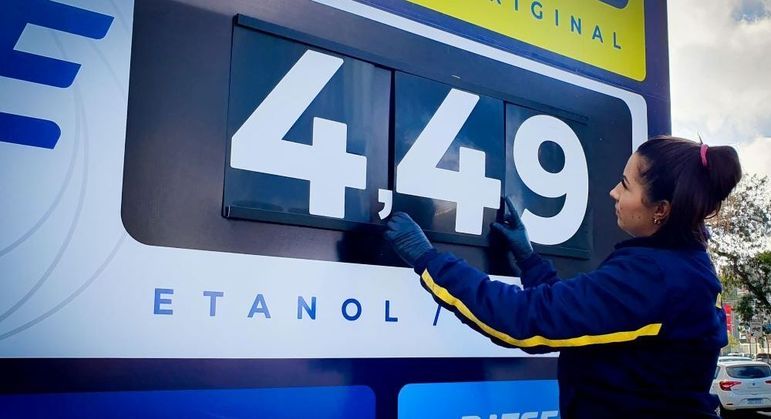 PR - NOVO-SISTEMA-PREÇOS-COMBUSTÍVEIS - GERAL - Movimentação em posto de combustíveis na cidade de Curitiba, PR, após a mudança de estratégia comercial para definição de preços de diesel e gasolina da Petrobras, em substituição à política de preços de diesel e gasolina comercializados por suas refinarias. O