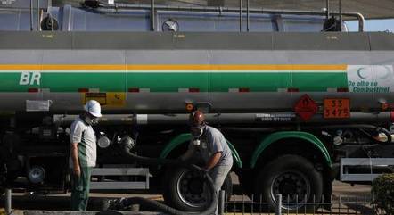 Caminhão-tanque descarrega combustível em posto