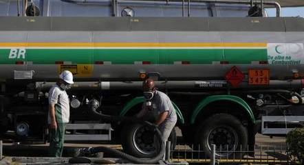 Caminhão-tanque descarrega combustível em posto