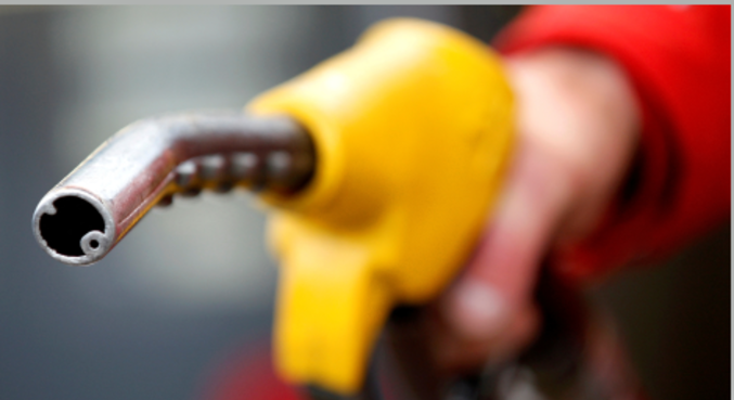 O valor máximo do litro de gasolina encontrado nos postos é de R$ 7,999