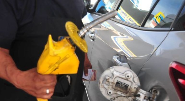 Motorista abastece o carro em posto de combustível de Curitiba, no Paraná
