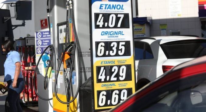 O diferencial de preços entre gasolina e etanol nunca se distancia muito dos 30%