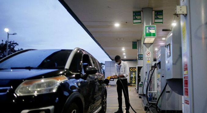 Trabalhador abastece carro em posto de gasolina da Petrobras em Brasília

