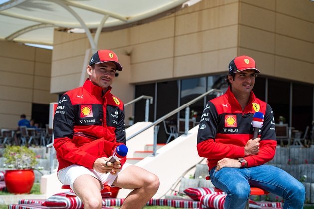  Comecemos pela Ferrari. A escuderia italiana está em baixa, mas ainda é a maior campeã. Neste ano, será representada por Carlos Sainz e Charles Leclerc. 