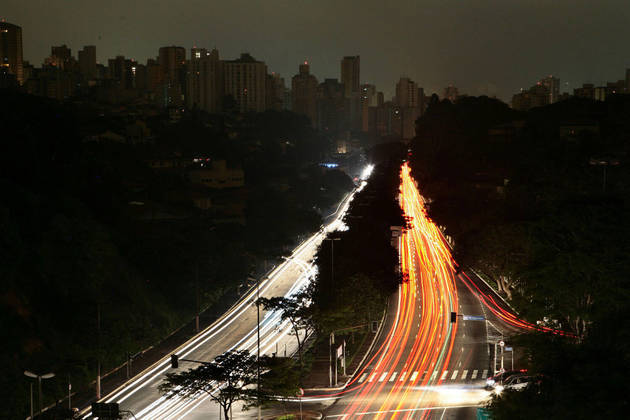 Começou na noite de 10 de novembro e foi a primeira crise energética enfrentada no governo Lula. Condições climáticas causaram a falha de três linhas de transmissão da Usina de Itaipu. 