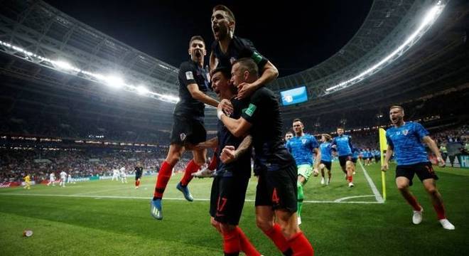 Croatas comemoram gol de Mandzukic na virada sobre a Inglaterra