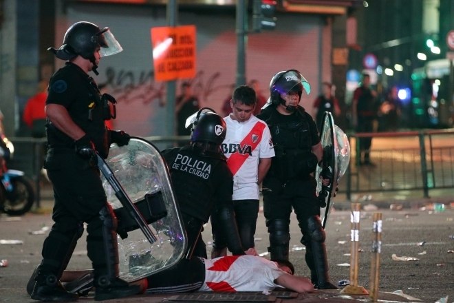Segundo a polÃ­cia de Buenos Aires, cerca de Buenos Aires, cerca de 20 torcedores foram detidos e depois liberados