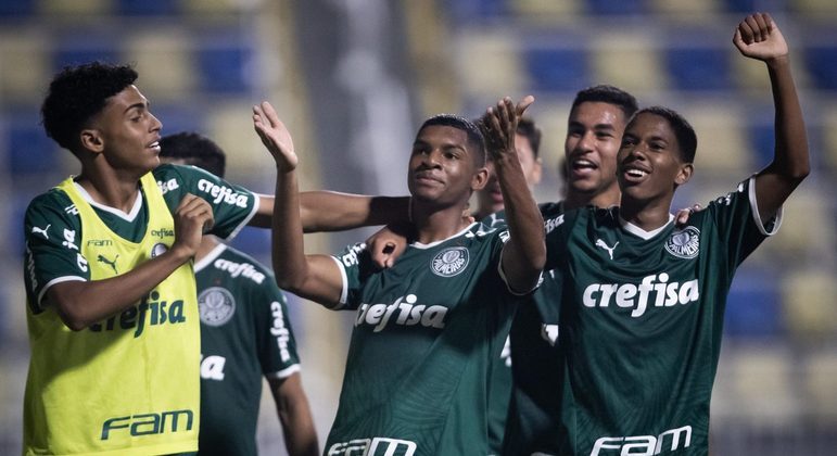 Luis Guilherme (ao centro) e Estêvão (à direita) comemoram gol do Palmeiras no Paulista