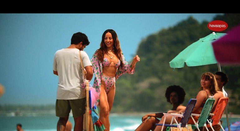 Com Sabrina Sato como protagonista e o icônico vendedor de Havaianas à beira da praia, a marca volta a trazer o humor e a leveza que marcaram uma era em suas campanhas de TV