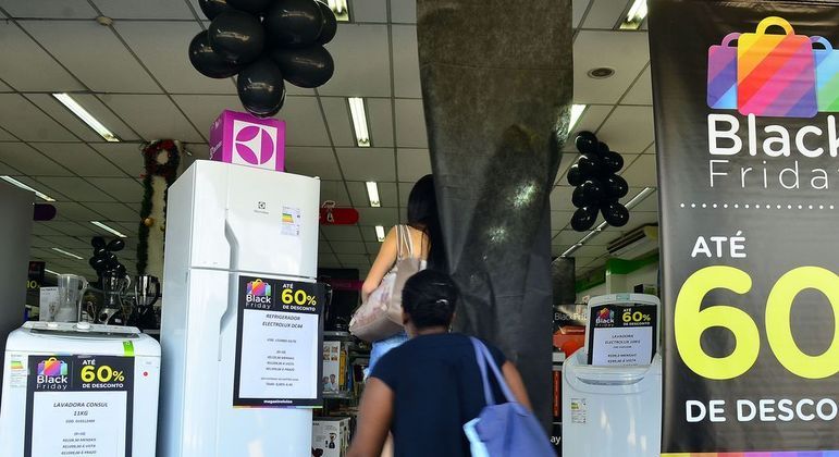 Estabelecimentos funcionam sem restrições de horários em Guarulhos (SP)
