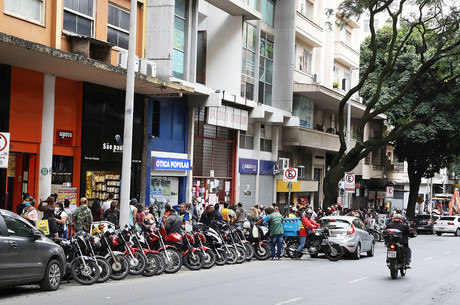 Apenas comércios essenciais estão abertos em BH