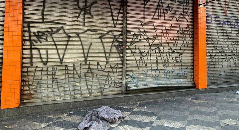 Usuários de drogas arrombam porta de comércio no centro de São Paulo