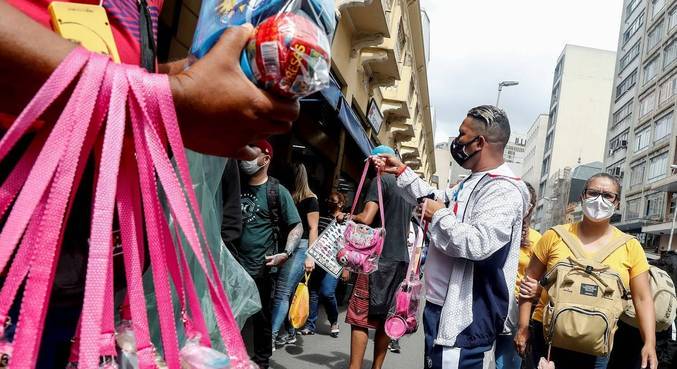 Mais de 76 milhões de brasileiros precisaram trabalhar em atividades extras
