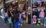 SP - COMÉRCIO/MÃES - GERAL - Movimentação intensa de clientes nas principais ruas do centro da cidade de Marília, SP, para as últimas compras nas véspera do Dia das Mães