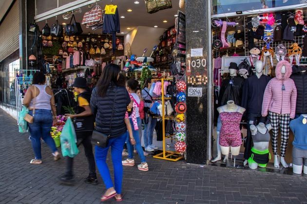 SP - COMÉRCIO/MÃES - GERAL - Movimentação intensa de clientes nas principais ruas do centro da cidade de Marília, SP, para as últimas compras nas véspera do Dia das Mães