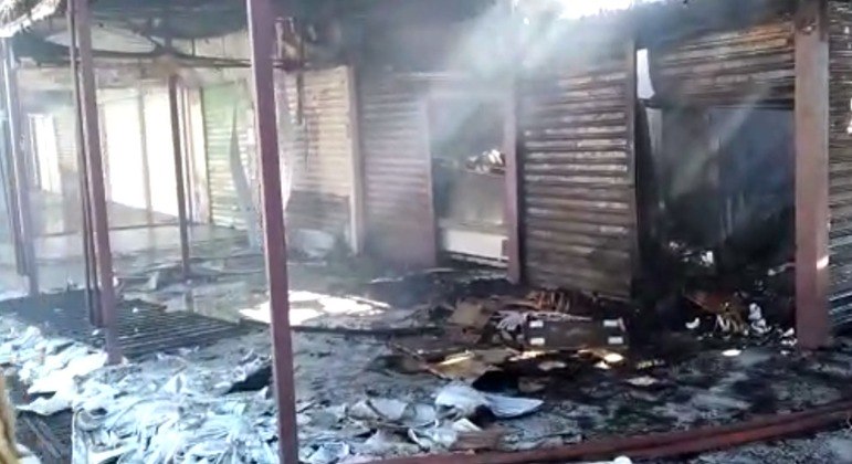 Quiosque era dividido entre dois estabelecimentos, que foram atingidos pelo fogo nesta segunda-feira (28)
