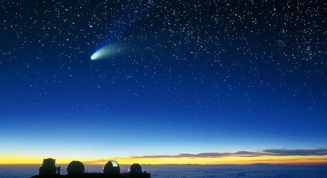 Os cometas são feitos de rocha e gelo, diferente dos asteroides, objetos rochosos que orbitam principalmente em um cinturão entre Marte e Júpiter