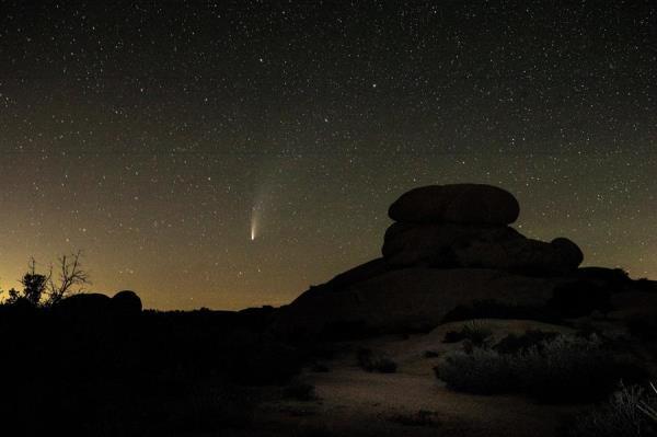 Nos EUA, assim que o sol baixou no horizonte do Parque Nacional Joshua Tree, na Califórnia, a cauda do Neowise brilhou no céu