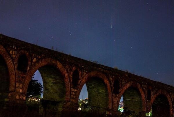 Na Macedônia, a foto do cometa registrou também um aqueduto do século VI