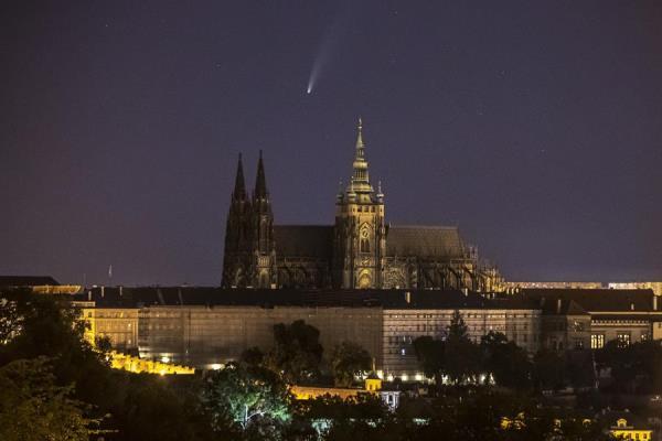 Em Praga, capital da República Tcheca, o cometa Neowise foi fotografado no momento em que passava ao fundo do Castelo de Praga, cartão postal da cidade